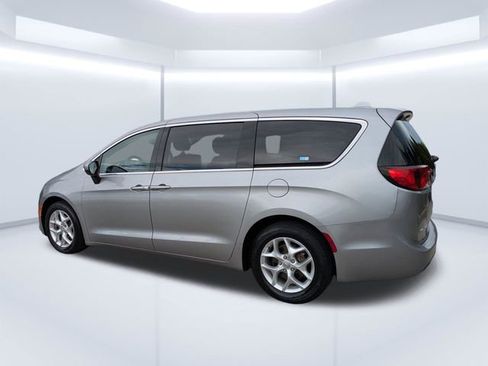 Used 2017 Chrysler Pacifica Touring Plus w/ Tire & Wheel Group FWD image 6