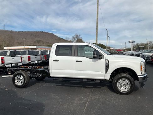 New 2026 Ford F250 XL w/ XL Chrome Package image 4