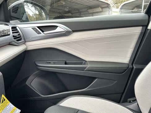 New 2026 Volkswagen Taos SEL image 21