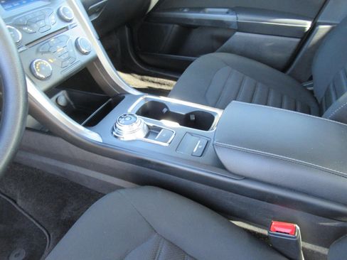Used 2018 Ford Fusion SE FWD image 16