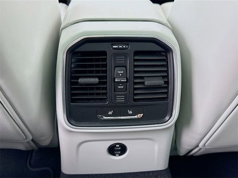 Used 2022 Porsche Macan S image 28