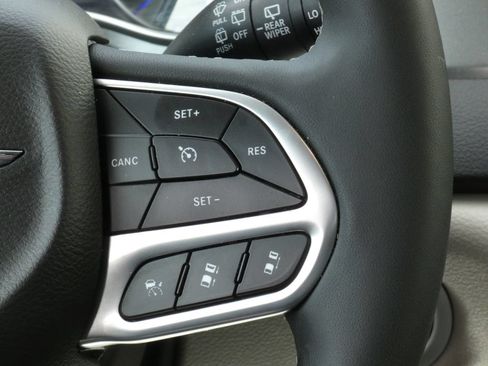 Used 2024 Chrysler Pacifica Touring-L FWD image 11