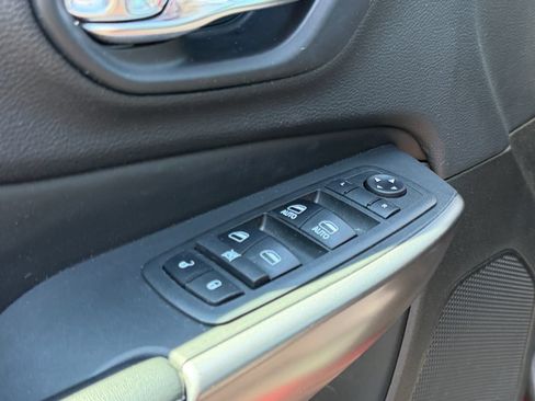 Used 2019 Jeep Cherokee Latitude Plus w/ Cold Weather Group AWD/4WD image 22