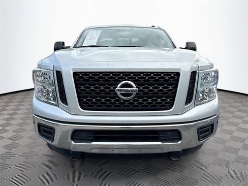 Used 2019 Nissan Titan SV w/ SV Convenience Package image 2