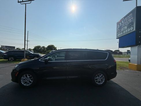 Used 2024 Chrysler Pacifica Touring-L FWD image 7