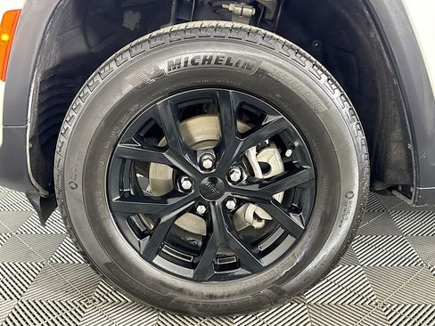 Used 2024 Jeep Grand Cherokee Altitude image 37