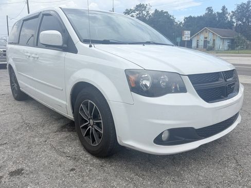 Used 2016 Dodge Grand Caravan SXT w/ UConnect Hands-Free Group FWD image 3