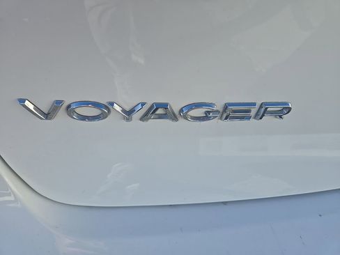 Used 2023 Chrysler Voyager LX image 40