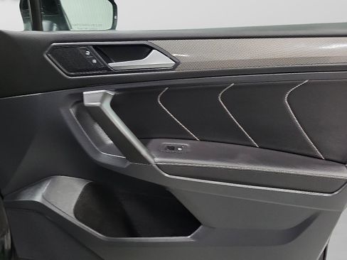 Used 2022 Volkswagen Tiguan SE w/ Panoramic Sunroof Package image 15