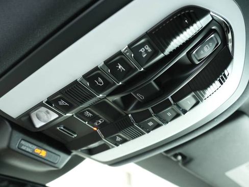 Certified 2025 Porsche Macan AWD/4WD image 36