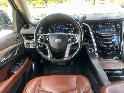 Used 2018 Cadillac Escalade Luxury image 16