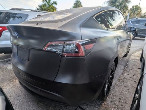 Used 2022 Tesla Model Y Long Range image 14
