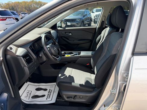 Used 2022 Nissan Rogue SV image 3