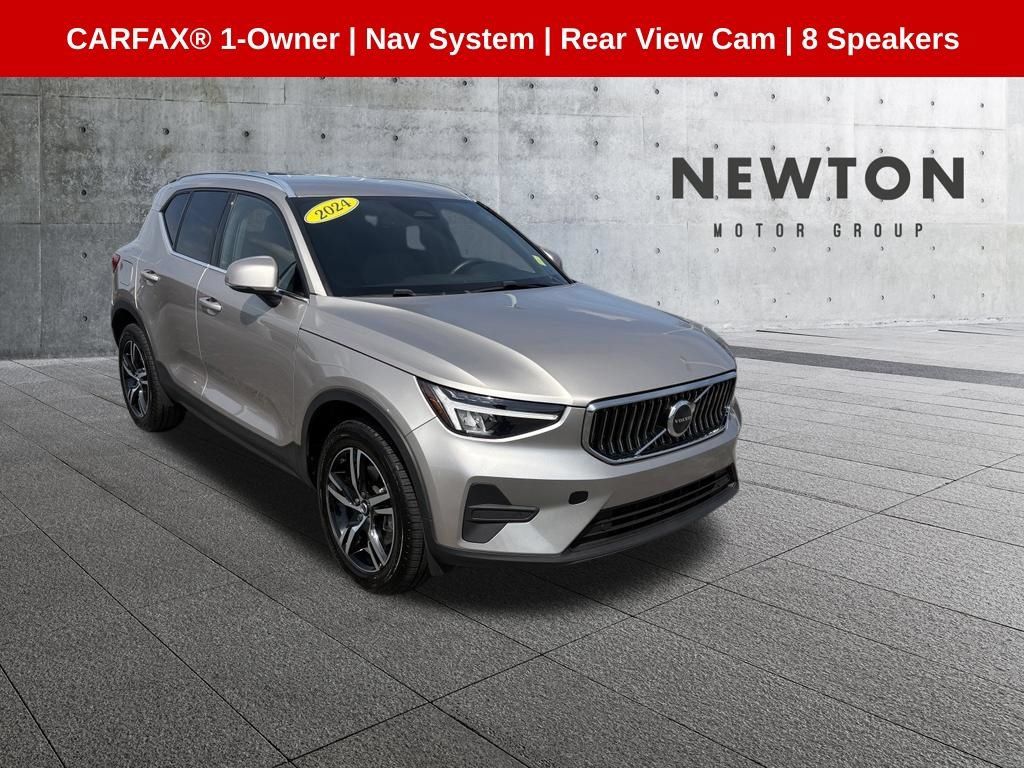 Used 2024 Volvo XC40 B5 Core AWD/4WD image 1
