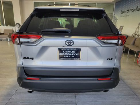 Used 2022 Toyota RAV4 XLE Premium image 4