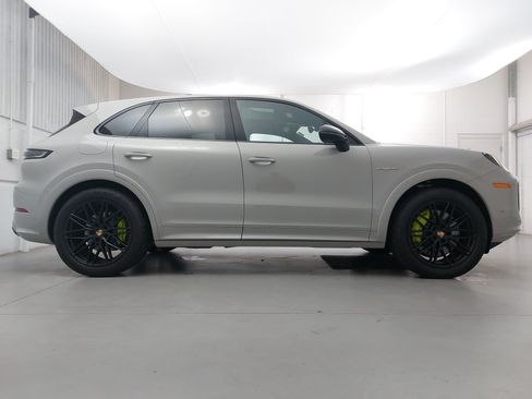 Certified 2025 Porsche Cayenne E-Hybrid AWD/4WD image 8