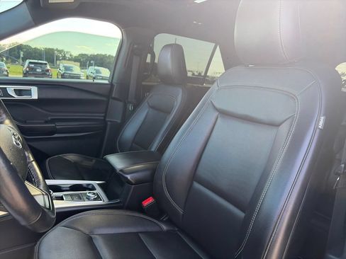 Used 2020 Ford Explorer XLT w/ Equipment Group 202A AWD/4WD image 16