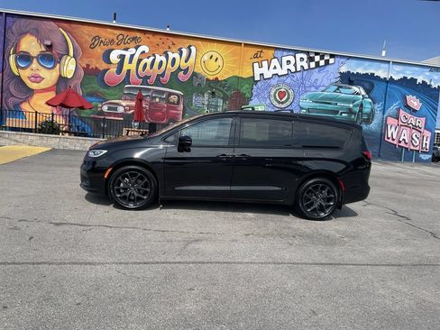 Used 2022 Chrysler Pacifica Limited w/ S Appearance Package AWD/4WD image 2