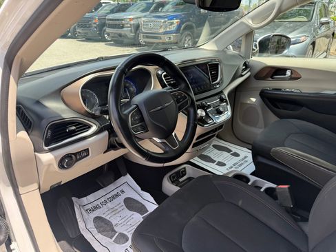 Used 2017 Chrysler Pacifica Touring image 12