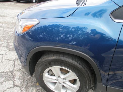 Used 2020 Chevrolet Trax LT w/ LT Convenience Package AWD/4WD image 13