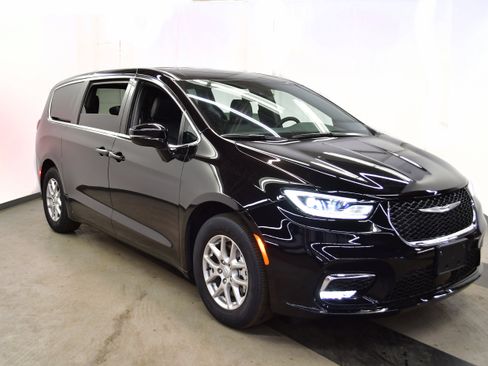 Used 2025 Chrysler Pacifica Select image 2