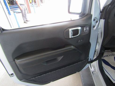 Used 2024 Jeep Wrangler Sahara image 18