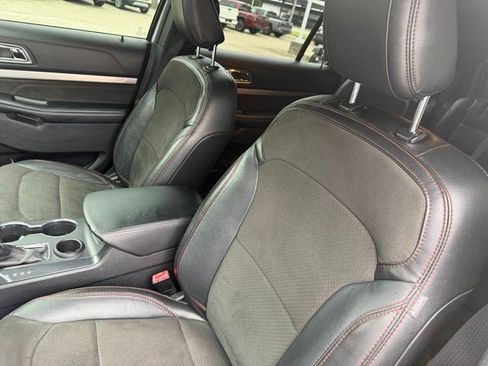 Used 2018 Ford Explorer XLT w/ Equipment Group 202A FWD image 15
