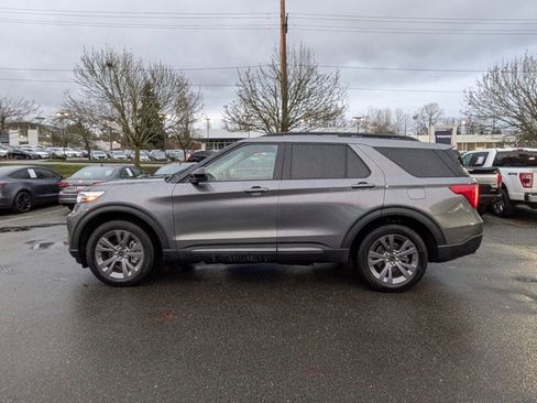 Certified 2022 Ford Explorer XLT w/ Equipment Group 202A image 9