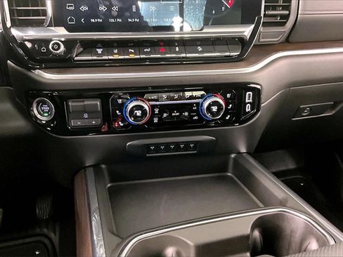 Used 2024 GMC Sierra 2500 SLT w/ SLT Premium Package image 10