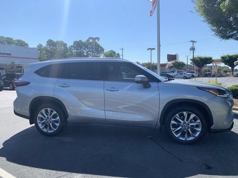 Certified 2024 Toyota Highlander Limited FWD image 9