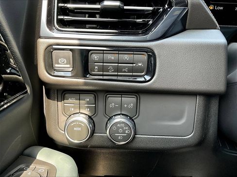New 2026 GMC Yukon XL AT4 w/ AT4 Premium Package AWD/4WD image 24