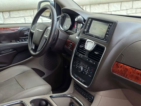 Used 2012 Chrysler Town & Country Touring-L w/ Entertainment Group #2 image 18