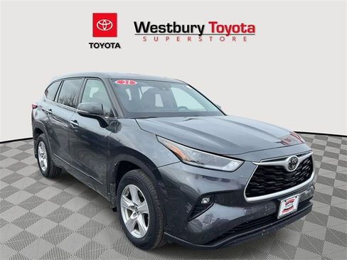 Used 2021 Toyota Highlander LE image 1