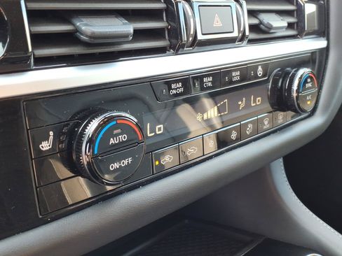 Used 2025 Nissan Pathfinder SL AWD/4WD image 26