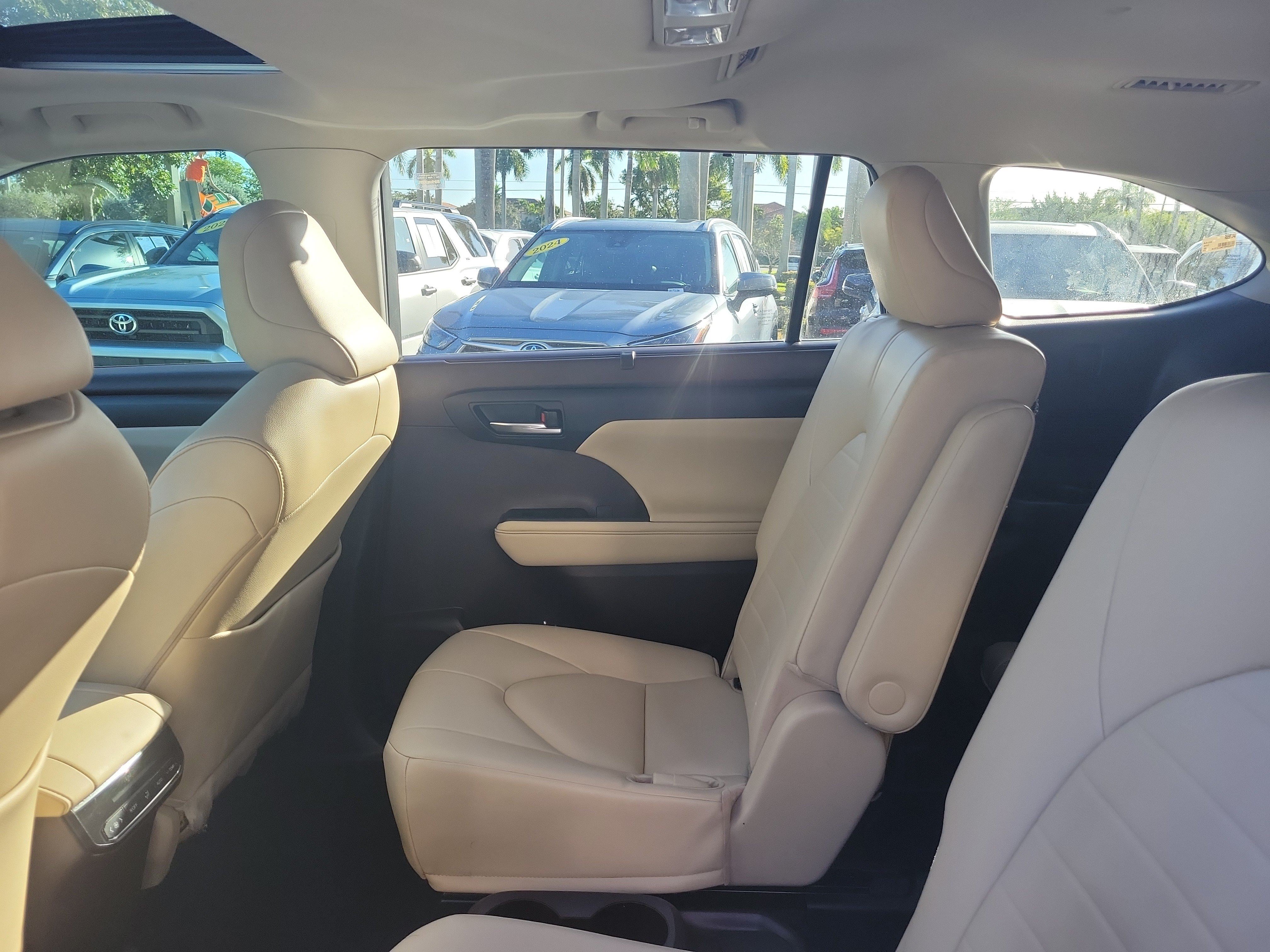 Used 2022 Toyota Highlander XLE FWD image 17
