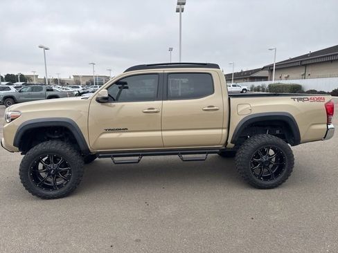 Used 2017 Toyota Tacoma TRD Off-Road image 13
