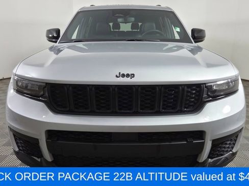 Used 2023 Jeep Grand Cherokee L Laredo image 2
