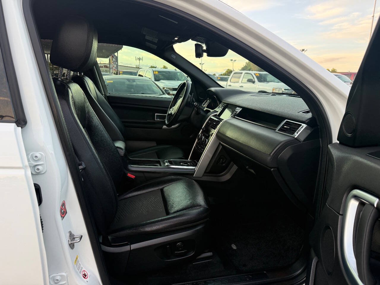 Used 2018 Land Rover Discovery Sport SE AWD/4WD image 15