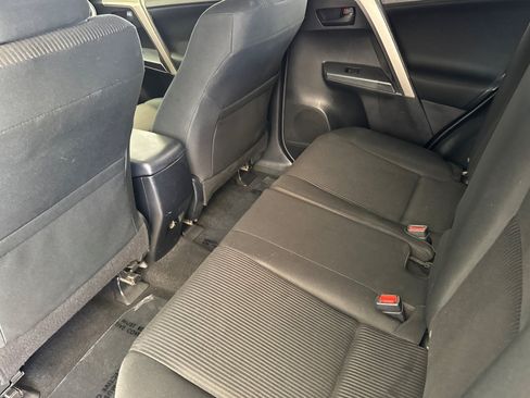Used 2018 Toyota RAV4 LE FWD image 11