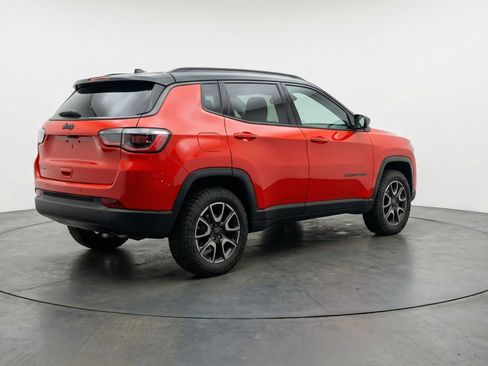 Used 2025 Jeep Compass Trailhawk AWD/4WD image 9