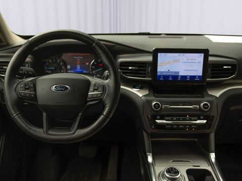 Used 2020 Ford Explorer XLT w/ Equipment Group 202A AWD/4WD image 3