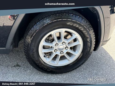 Used 2019 Jeep Grand Cherokee Laredo AWD/4WD image 18