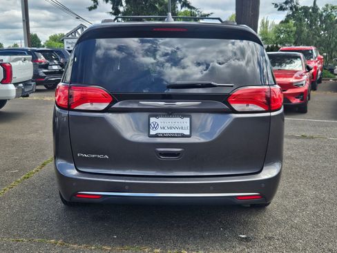 Used 2017 Chrysler Pacifica Touring-L FWD image 4