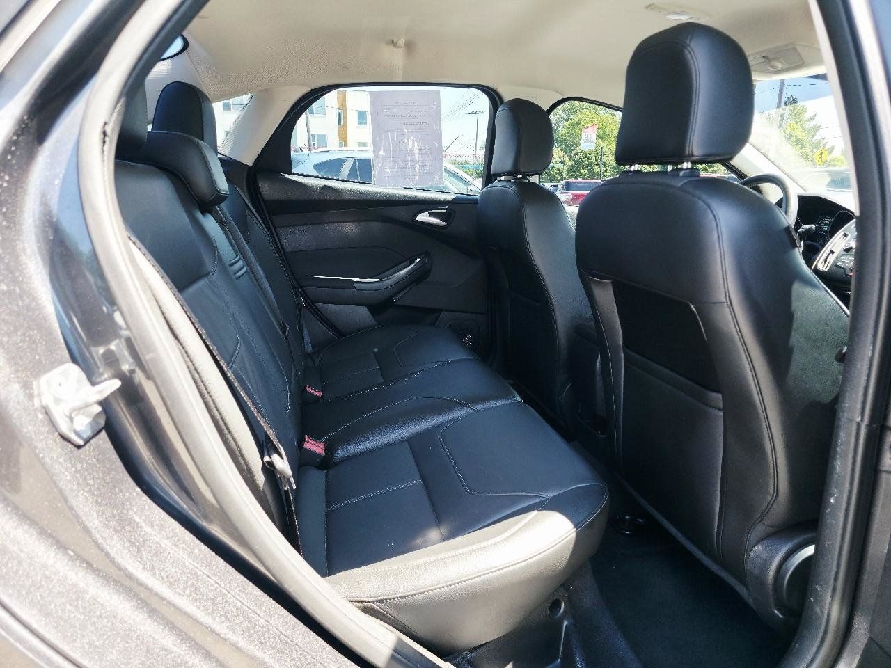 Used 2015 Ford Focus SE w/ Equipment Group 201A FWD image 16