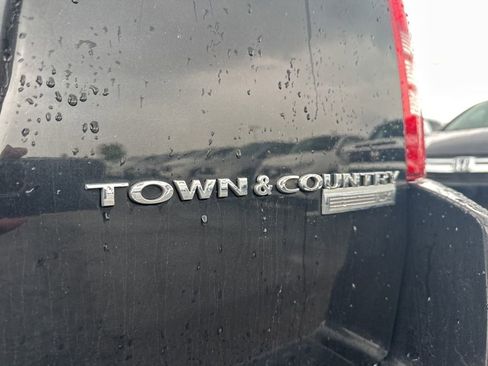 Used 2010 Chrysler Town & Country LX FWD image 4