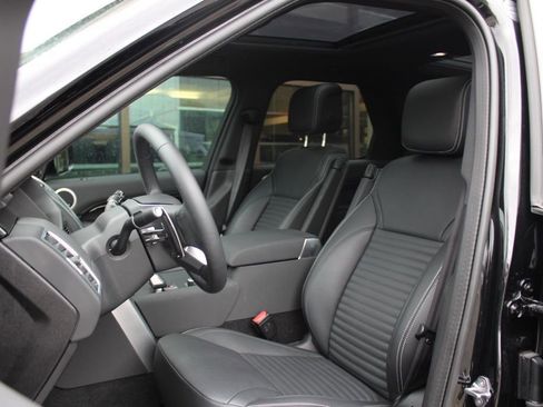 Certified 2025 Land Rover Discovery S image 5