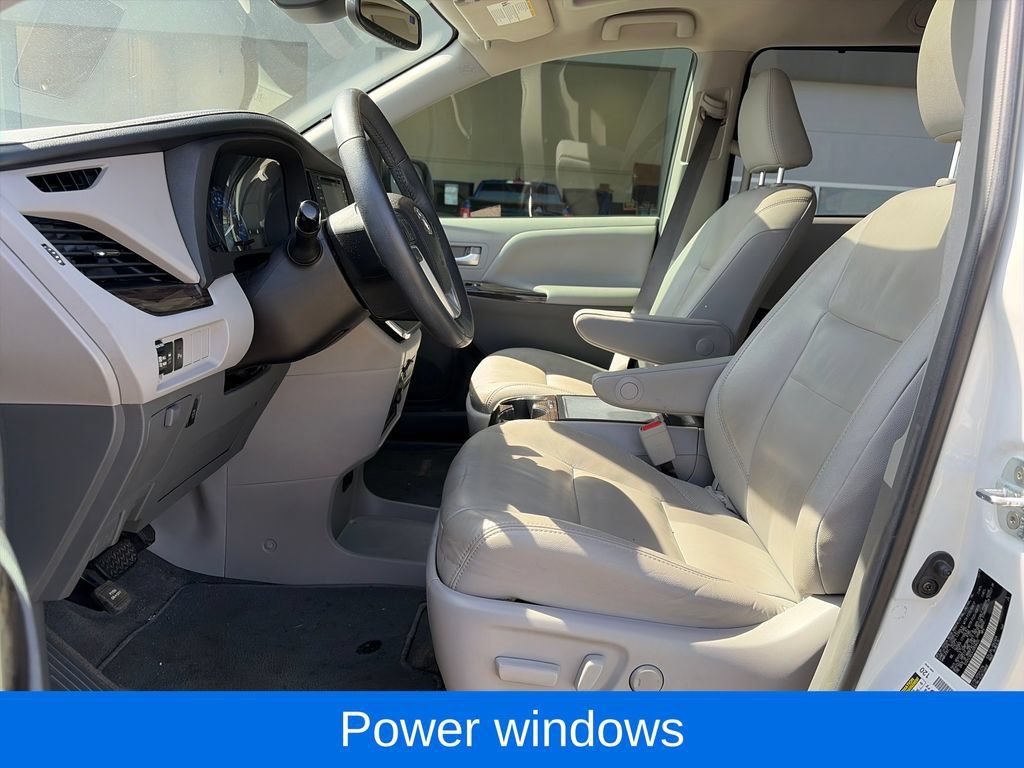 Used 2018 Toyota Sienna XLE Premium w/ Carpet Mat Package FWD image 18