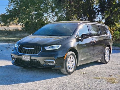 New 2026 Chrysler Pacifica Select image 2