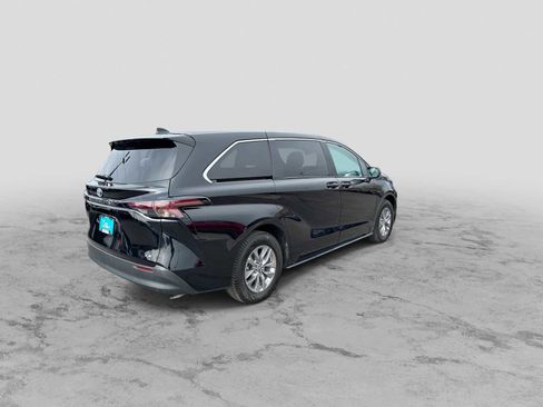 Used 2025 Toyota Sienna LE image 8