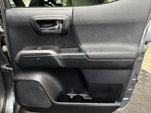 Used 2018 Toyota Tacoma TRD Sport image 48